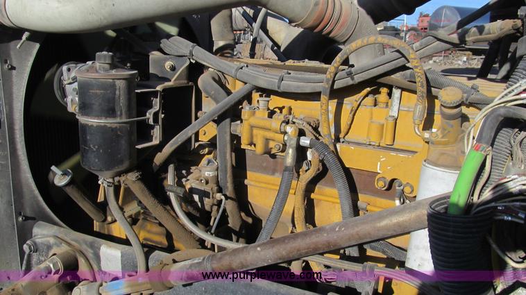 image for item G5581 1999 Peterbilt 377 semi truck