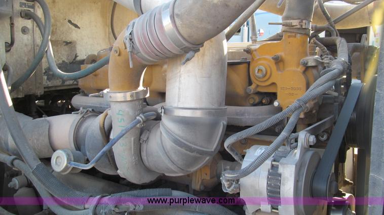 image for item G5581 1999 Peterbilt 377 semi truck