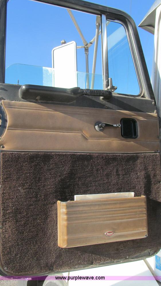 image for item G5581 1999 Peterbilt 377 semi truck