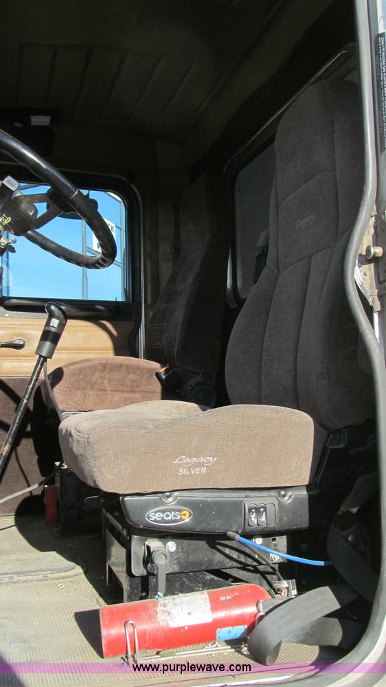 image for item G5581 1999 Peterbilt 377 semi truck