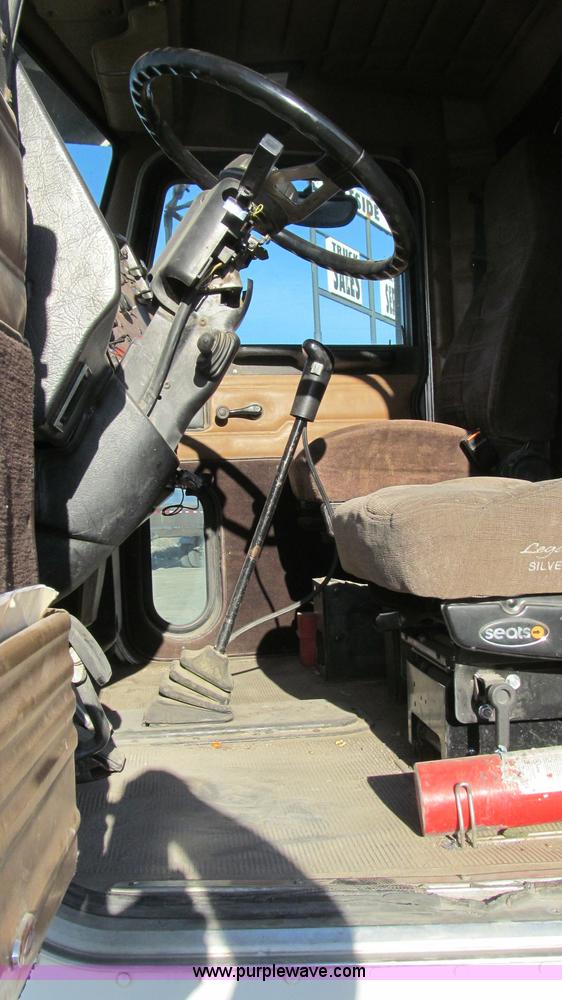 image for item G5581 1999 Peterbilt 377 semi truck