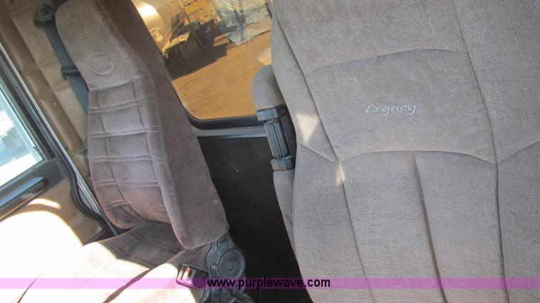 image for item G5581 1999 Peterbilt 377 semi truck