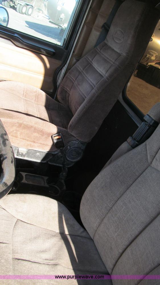 image for item G5581 1999 Peterbilt 377 semi truck