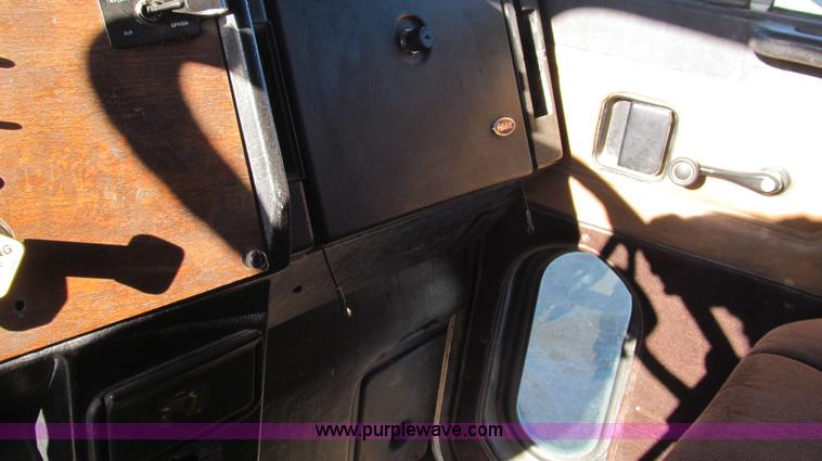 image for item G5581 1999 Peterbilt 377 semi truck