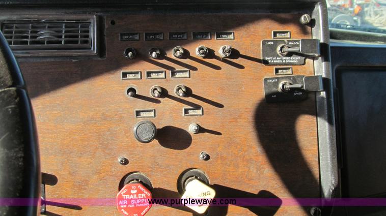 image for item G5581 1999 Peterbilt 377 semi truck