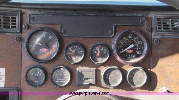 image for item G5581 1999 Peterbilt 377 semi truck