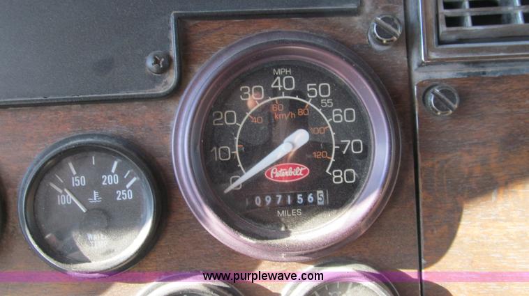 image for item G5581 1999 Peterbilt 377 semi truck