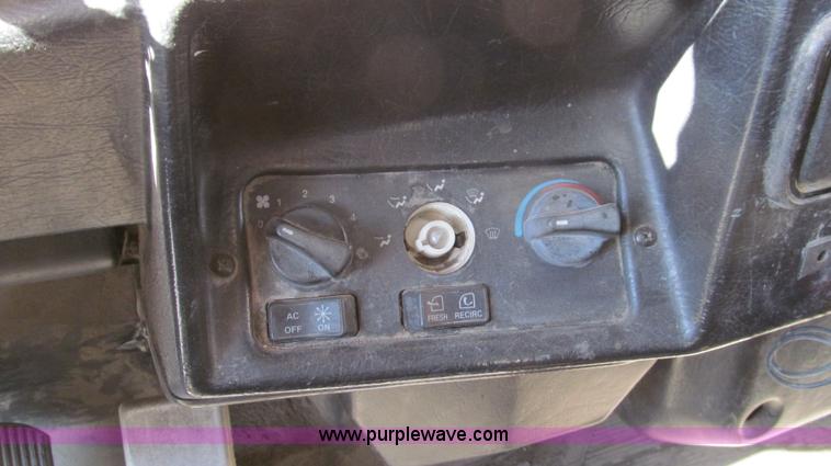 image for item G5581 1999 Peterbilt 377 semi truck