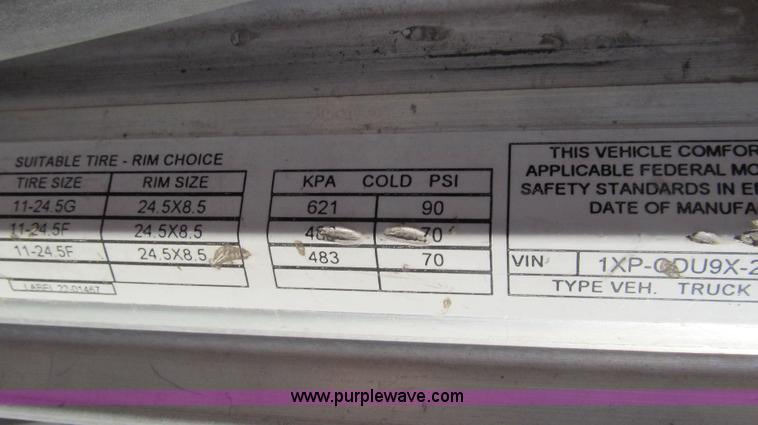 image for item G5581 1999 Peterbilt 377 semi truck