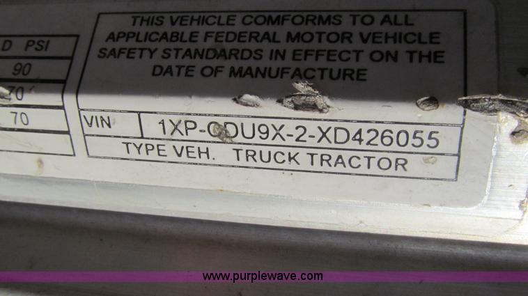 image for item G5581 1999 Peterbilt 377 semi truck