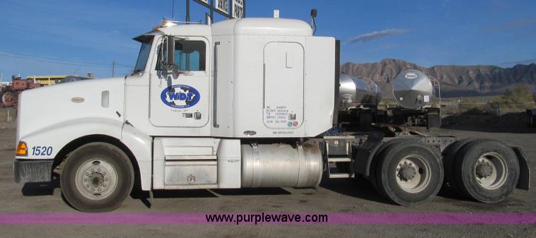 image for item G5582 1998 Peterbilt 377 semi truck