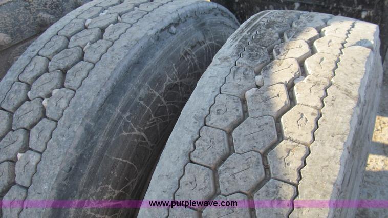 image for item G5582 1998 Peterbilt 377 semi truck