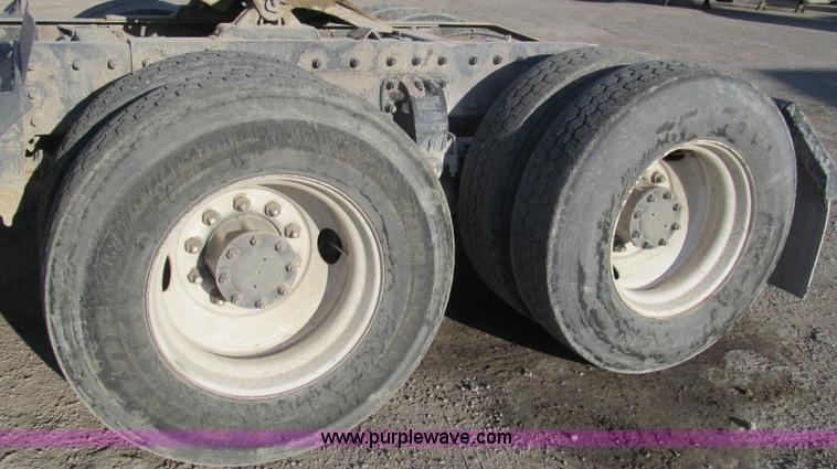 image for item G5582 1998 Peterbilt 377 semi truck