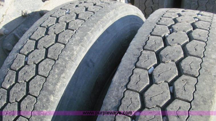 image for item G5582 1998 Peterbilt 377 semi truck