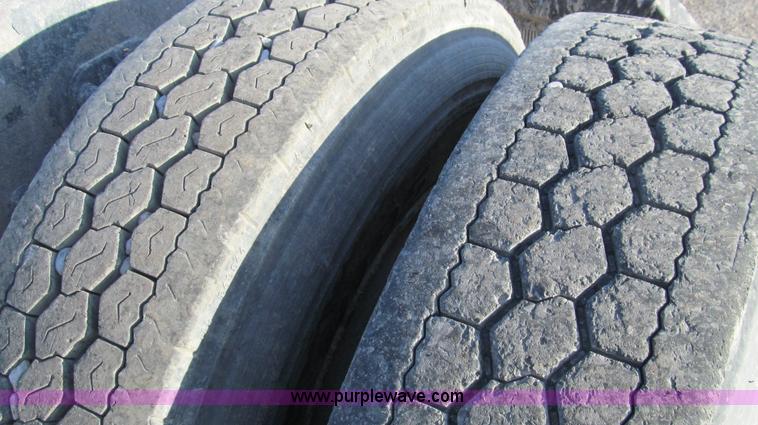 image for item G5582 1998 Peterbilt 377 semi truck