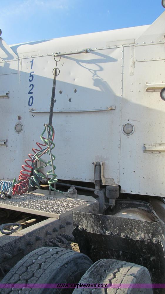 image for item G5582 1998 Peterbilt 377 semi truck