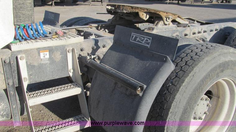 image for item G5582 1998 Peterbilt 377 semi truck