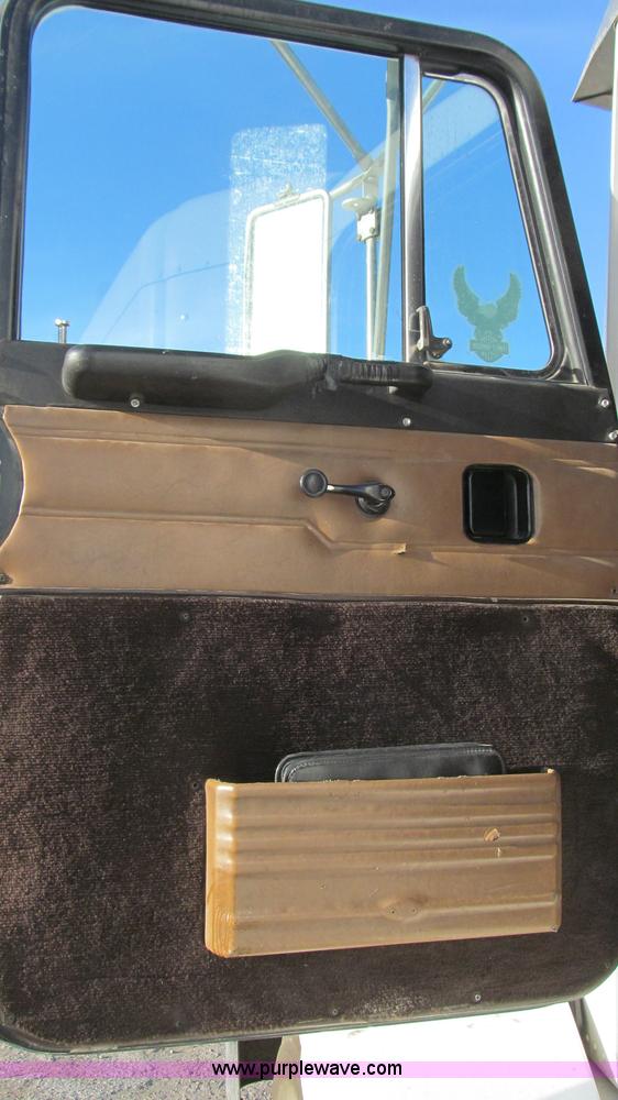 image for item G5582 1998 Peterbilt 377 semi truck