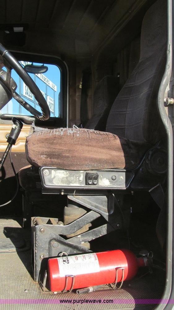 image for item G5582 1998 Peterbilt 377 semi truck