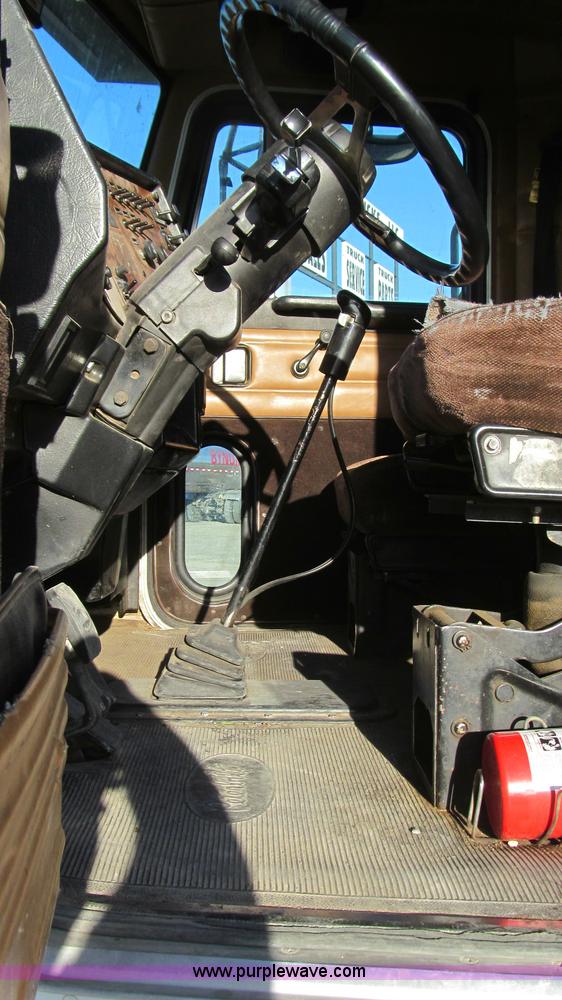 image for item G5582 1998 Peterbilt 377 semi truck