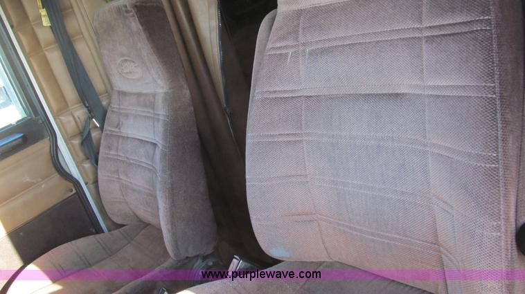 image for item G5582 1998 Peterbilt 377 semi truck