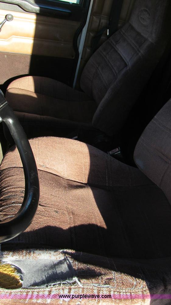 image for item G5582 1998 Peterbilt 377 semi truck