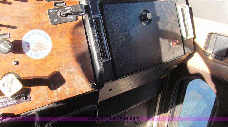 image for item G5582 1998 Peterbilt 377 semi truck