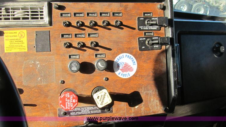 image for item G5582 1998 Peterbilt 377 semi truck