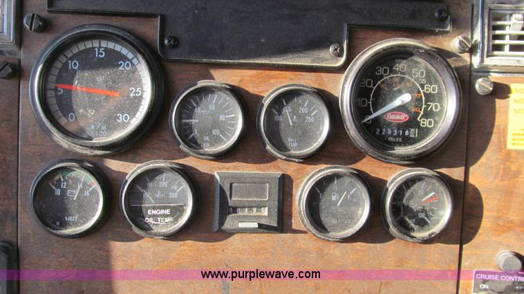 image for item G5582 1998 Peterbilt 377 semi truck