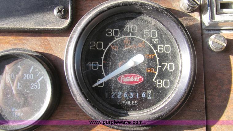 image for item G5582 1998 Peterbilt 377 semi truck