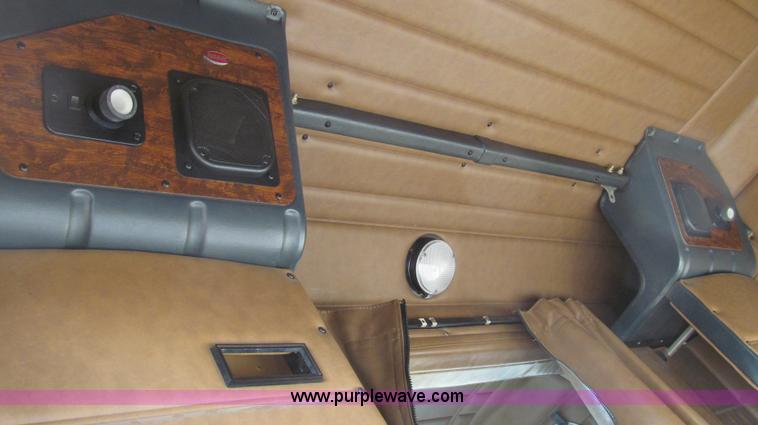 image for item G5582 1998 Peterbilt 377 semi truck