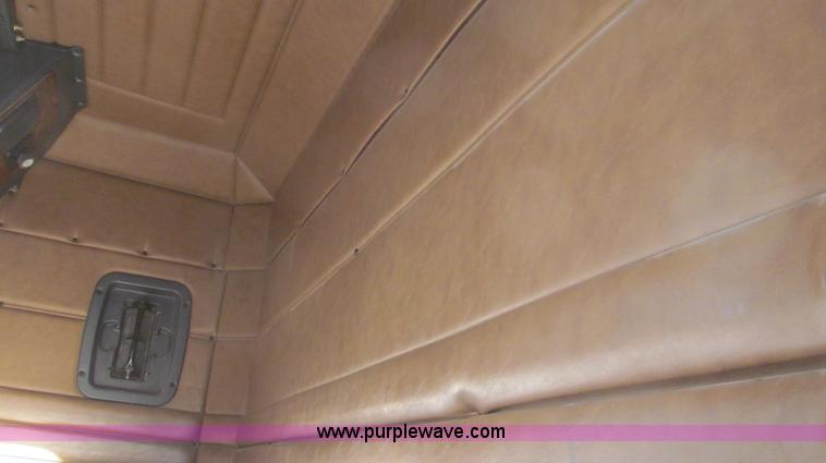 image for item G5582 1998 Peterbilt 377 semi truck