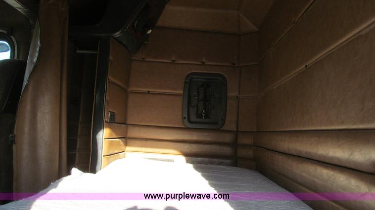 image for item G5582 1998 Peterbilt 377 semi truck