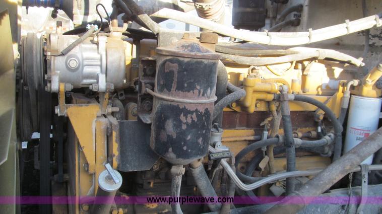 image for item G5582 1998 Peterbilt 377 semi truck