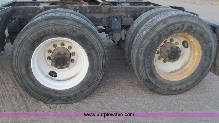 image for item G5583 1998 Peterbilt 377 semi truck