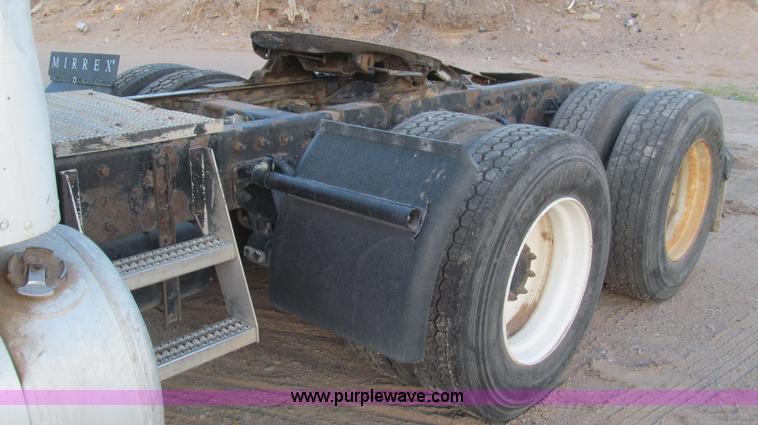 image for item G5583 1998 Peterbilt 377 semi truck