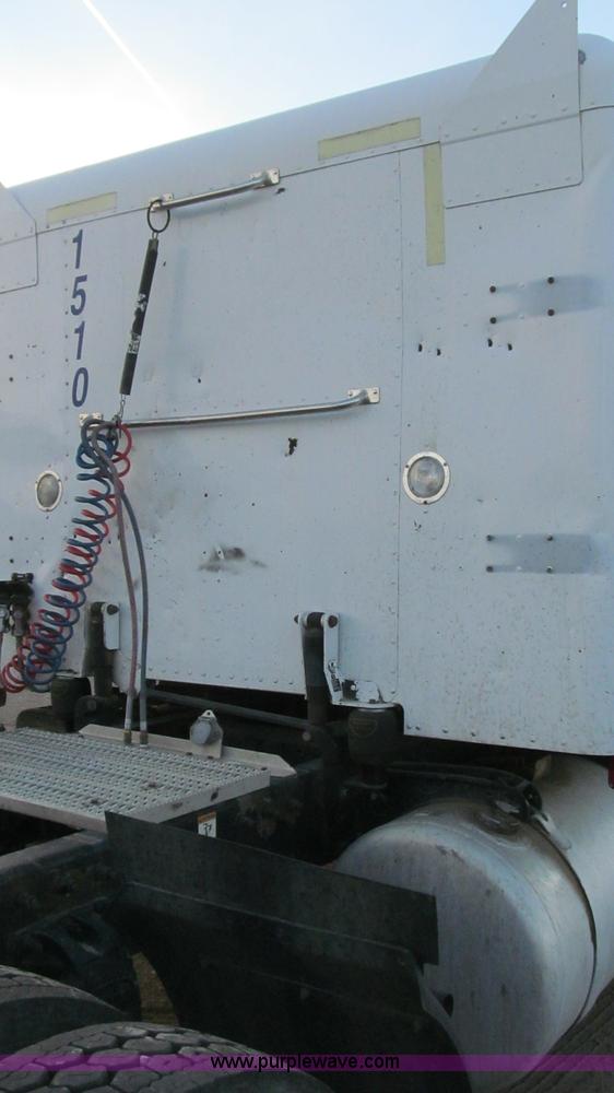 image for item G5583 1998 Peterbilt 377 semi truck