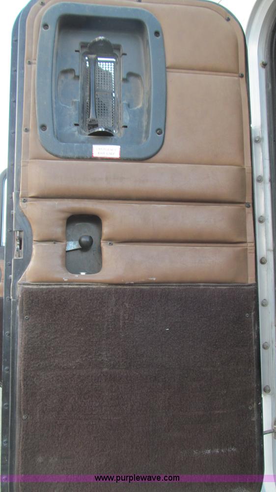 image for item G5583 1998 Peterbilt 377 semi truck