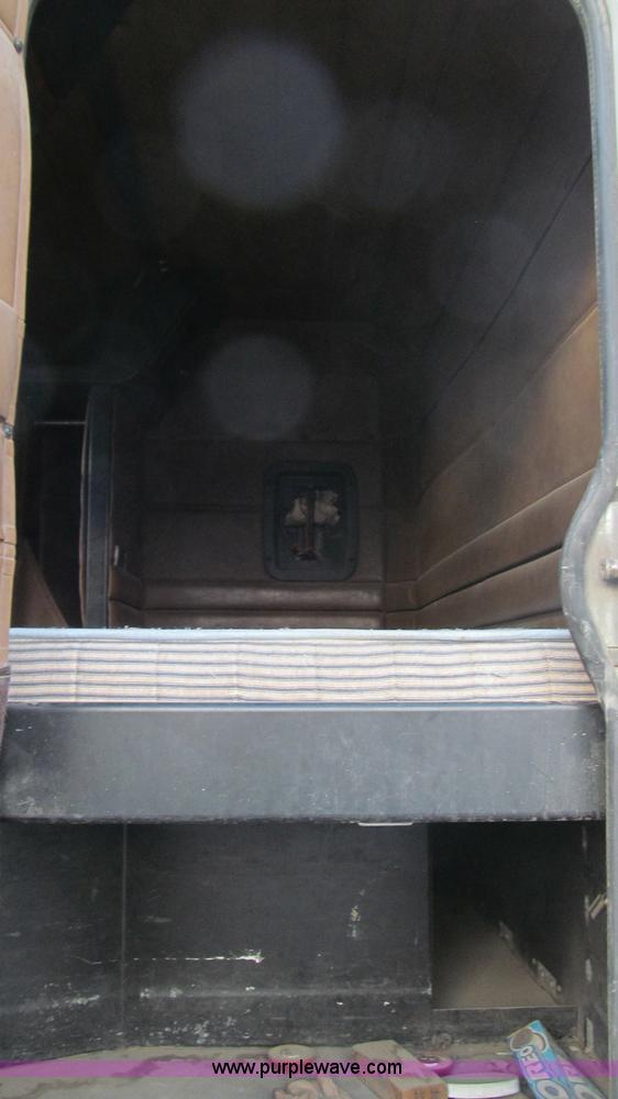 image for item G5583 1998 Peterbilt 377 semi truck