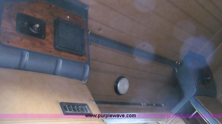 image for item G5583 1998 Peterbilt 377 semi truck