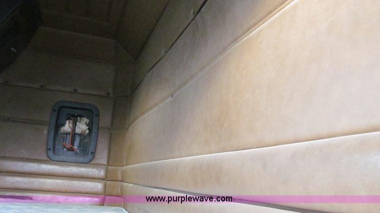 image for item G5583 1998 Peterbilt 377 semi truck