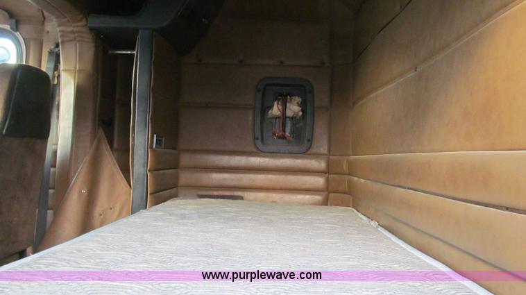 image for item G5583 1998 Peterbilt 377 semi truck