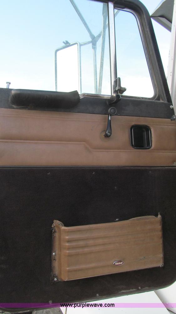 image for item G5583 1998 Peterbilt 377 semi truck