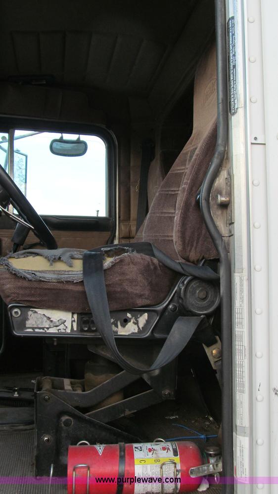 image for item G5583 1998 Peterbilt 377 semi truck