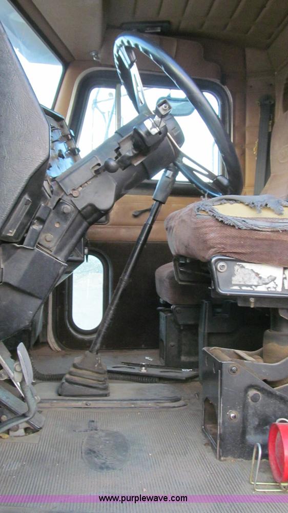 image for item G5583 1998 Peterbilt 377 semi truck