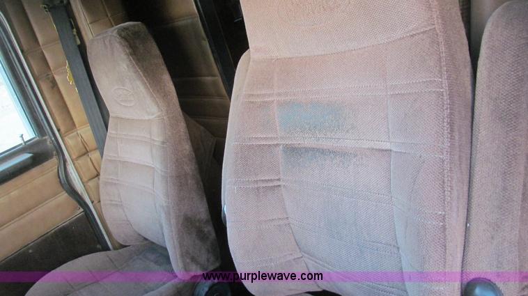 image for item G5583 1998 Peterbilt 377 semi truck