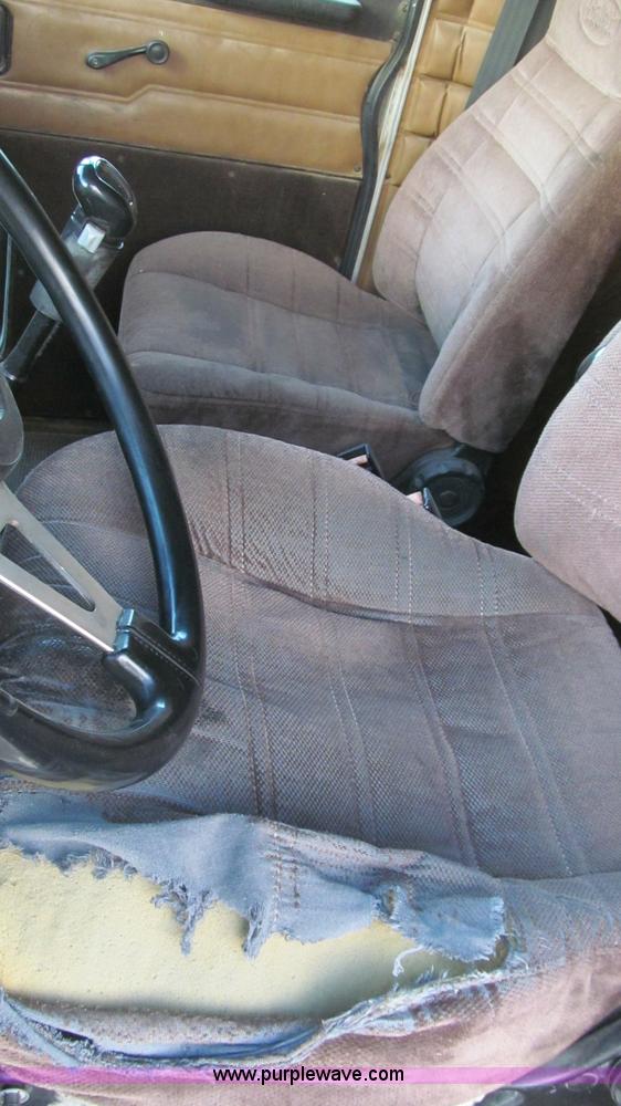 image for item G5583 1998 Peterbilt 377 semi truck