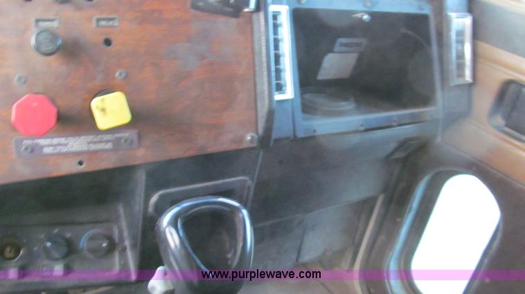 image for item G5583 1998 Peterbilt 377 semi truck