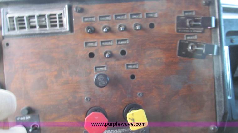 image for item G5583 1998 Peterbilt 377 semi truck