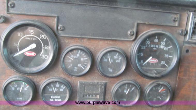 image for item G5583 1998 Peterbilt 377 semi truck